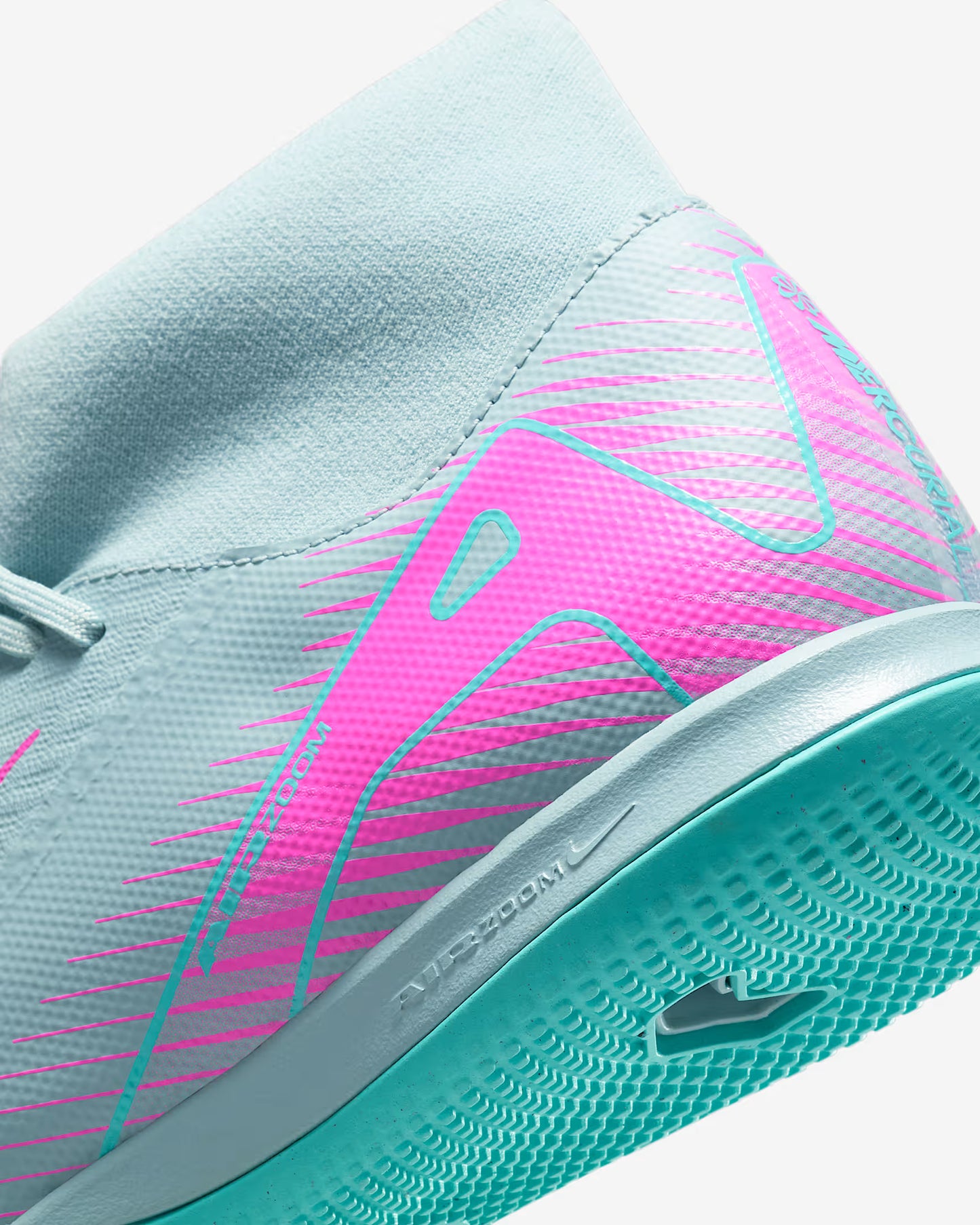 Close-up of Air Zoom heel cushioning and Dynamic Fit collar