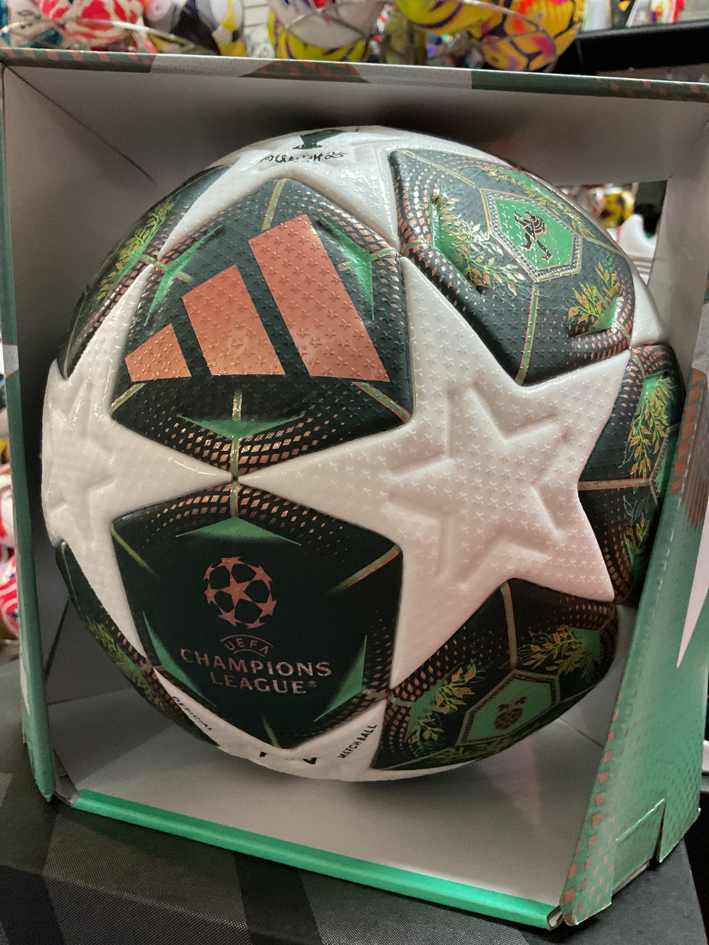 Balón oficial adidas de la fase eliminatoria de la UEFA Champions League 24/25 