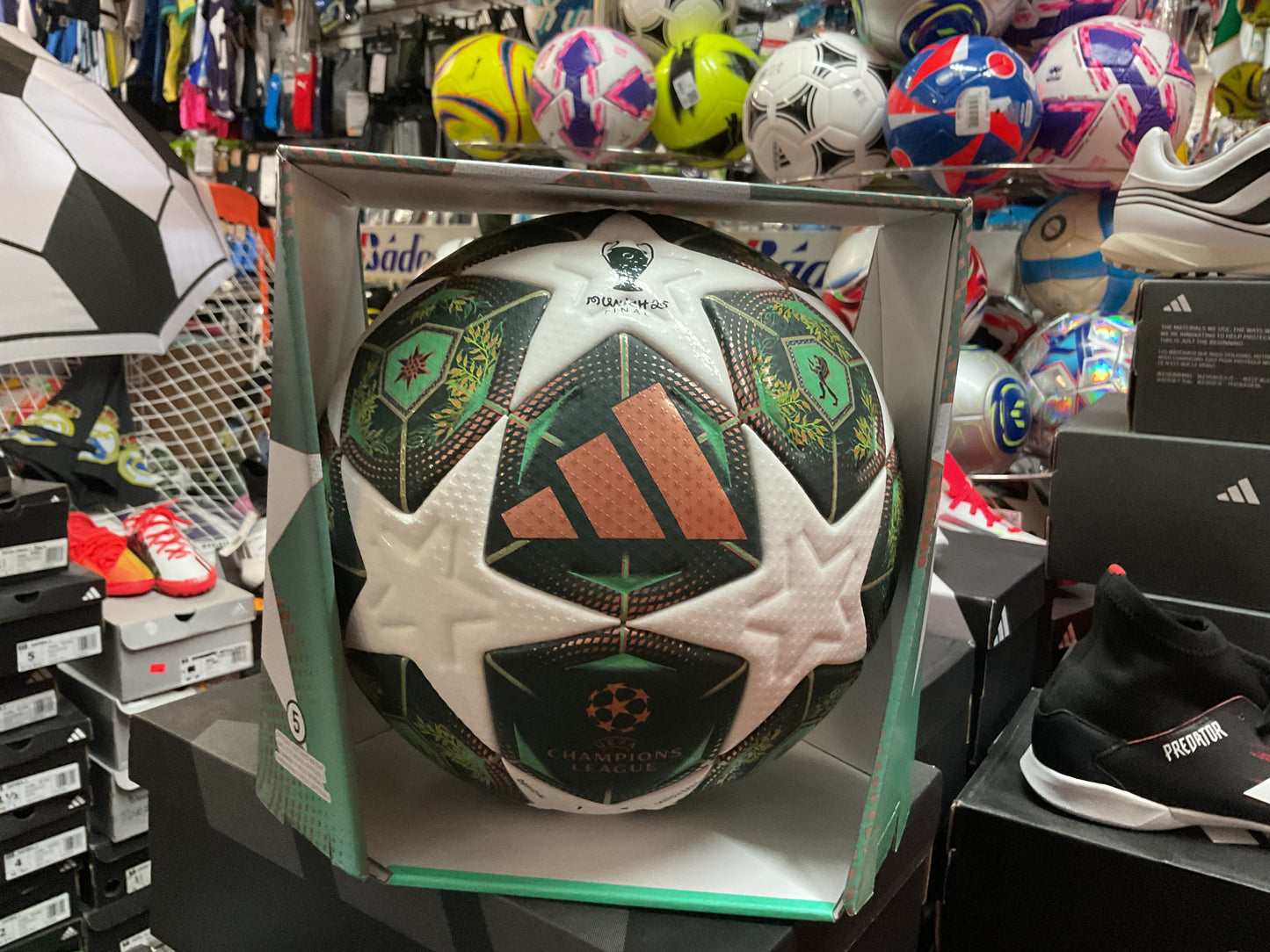 Balón oficial adidas de la fase eliminatoria de la UEFA Champions League 24/25 