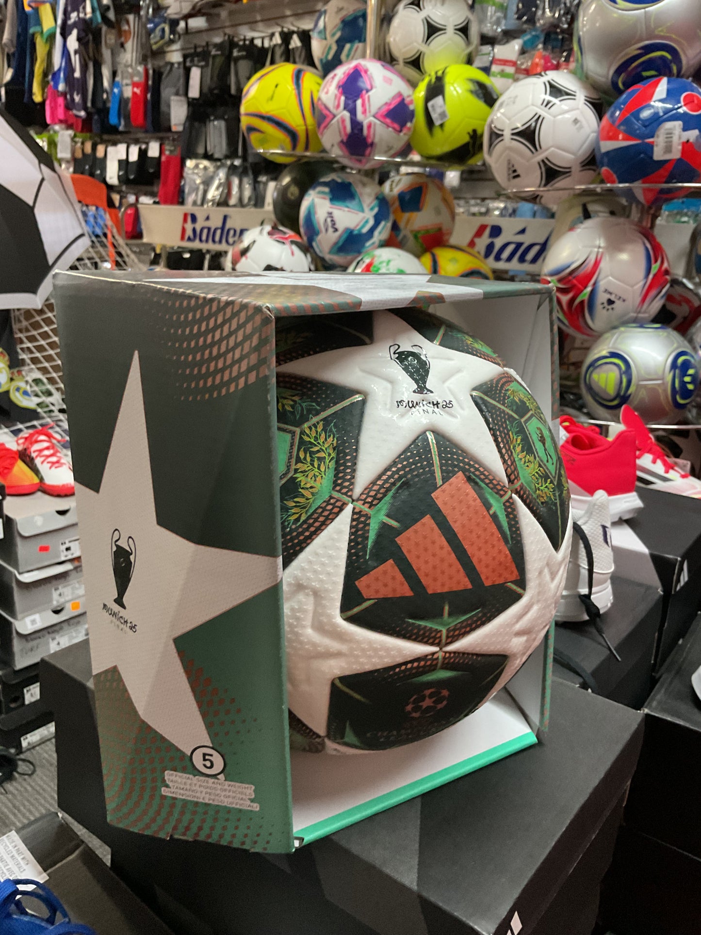 Balón oficial adidas de la fase eliminatoria de la UEFA Champions League 24/25 